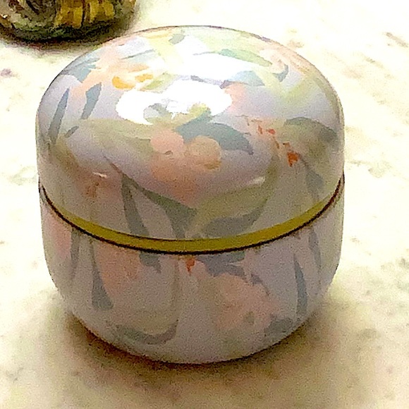 SUSAN JACOBS NEW YORK CANDLE “PEACOCK LILLY” NEW 1 WICK METAL TIN 5.6oz - Picture 2 of 4